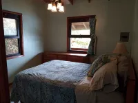 Waterfront 1 Bedroom Boat House, South Shore - Kayak, Snorkel, Dive, Pool, Wi-fi