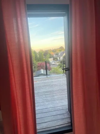 Townhouse with garden 7 minutes from Les Halles and 10 minutes from the beach! Отели в г. Лорьян