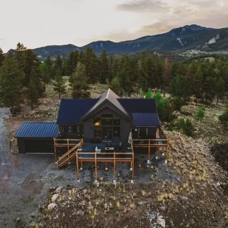 Secluded Rocky Mountain Luxury: Stunning Views & Ultimate Outdoor Escape