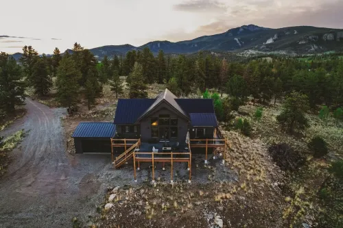 Secluded Rocky Mountain Luxury: Stunning Views & Ultimate Outdoor Escape - Alphydda