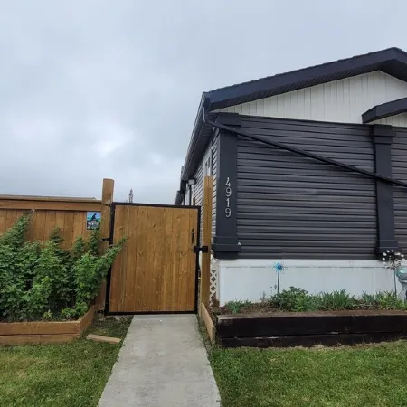 Guest suite in town-2 bedrooms/private kitchen