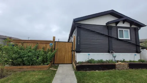 Guest suite in town-2 bedrooms/private kitchen Hotels in Stettler