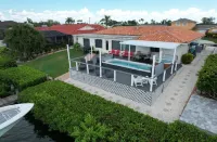 Beautiful Waterfront Home w/Access to Bay, Swim Spa Pool, Hot Tub,  Boat Dock. Hotels in Apollo Beach