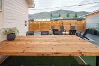 Lake & Lounge - Mid Century - Cozy 3 beds - Walk to Town, Putting Green, Pets