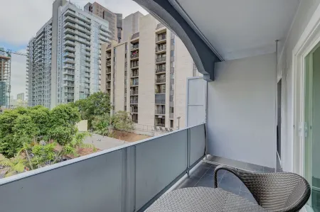 Ash&9th Отели рядом с достопримечательностью «REV»