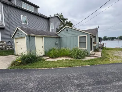 Cozy Lakefront Cottage With Breathtaking Sunsets! Hotels near Pokagon State Park