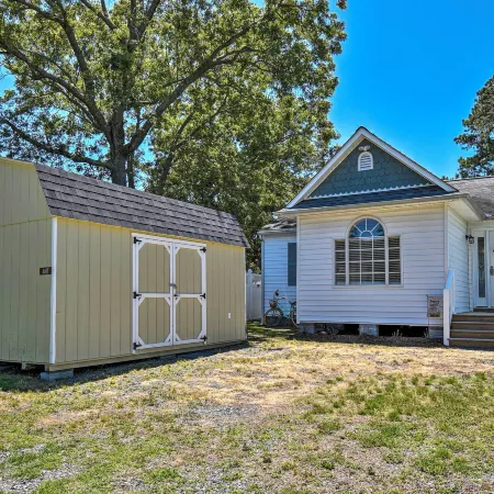 Riverfront Cottage: Fire Pit & Kayaks