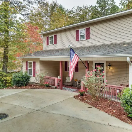 Spacious Home in Helen w/ Porch & Balcony!