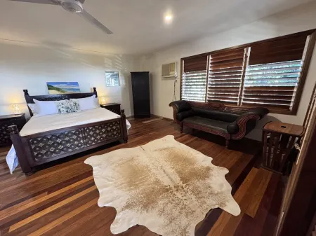 WYBALENA Entire Private Home, Ocean and valley views Tropical Oasis Pool Garden Отели в г. Мобрей