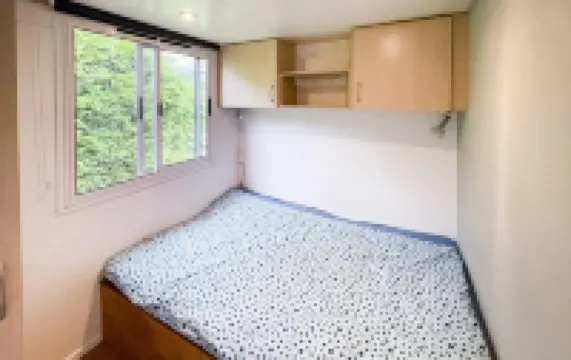 帶寬敞封閉花園的可愛小木屋