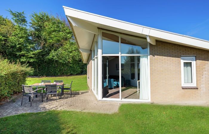 Restyled Bungalow with Dishwasher Near Cozy Domburg