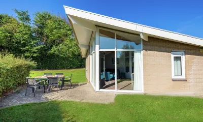 Restyled Bungalow with Dishwasher Near Cozy Domburg Hotel in zona Downtown