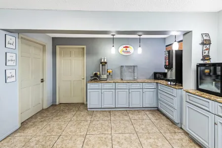 Super 8 by Wyndham Independence Kansas City Отели в г. Шугар Крик