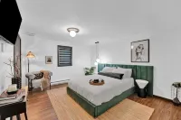 Spacious Poconos Cabin - Hot Tub, Games, Fire Pit & Family Fun Sleeps 10 Các khách sạn gần Rose's Creekside Cottage