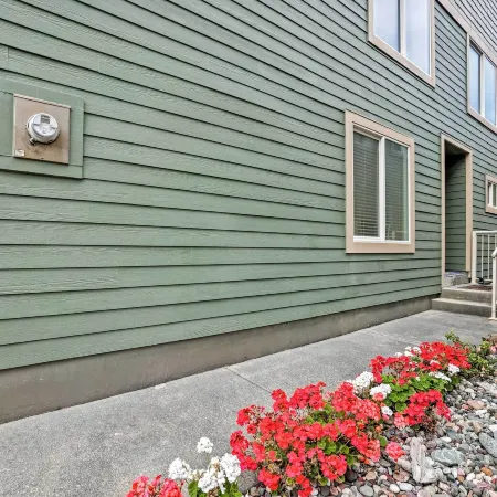 Gold Beach Townhome with Ocean Views and Sunroom!