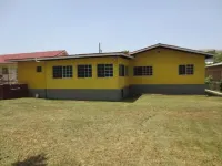 Chateau Yellow on Wint Close Отели в г. 