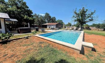 Brand New Private Pool and Hot-Tub Near Main!