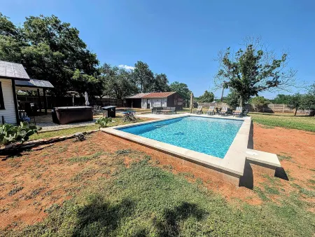 Brand New Private Pool and Hot-Tub Near Main!