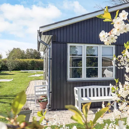 Cozy Summer House Near Ore Strand