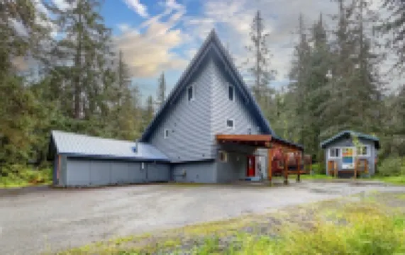 Girdwood Alyeska Chalet Hot Tub, Sauna, Jet Tub, Pool Table, Sleeps 12, walk2ski