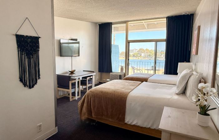 Foghorn Harbor Inn