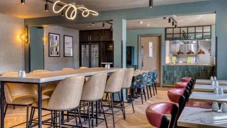 Premier Inn Newcastle (Holystone) Отели рядом с достопримечательностью «Azure Garden Centre & Cafe»