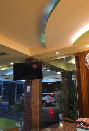 Hotel Ksr Grand Отели рядом с достопримечательностью «Sri Mukeshwara Swamy Temple, Sri Kalahasti»