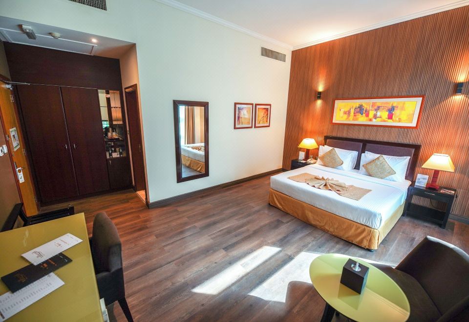 [빌라지오 호텔 아부다비의 야외 수영장 및 휴식 공간]