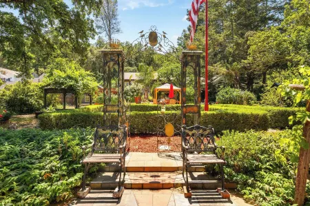 Foothill House Отели рядом с достопримечательностью «The Carmel Gallery in Calistoga»