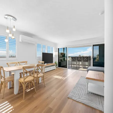 Chic 4-Bed Townhouse with Ocean Views