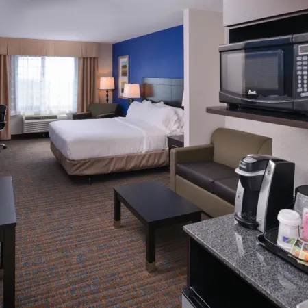 Holiday Inn Express & Suites BAKERSFIELD AIRPORT by IHG