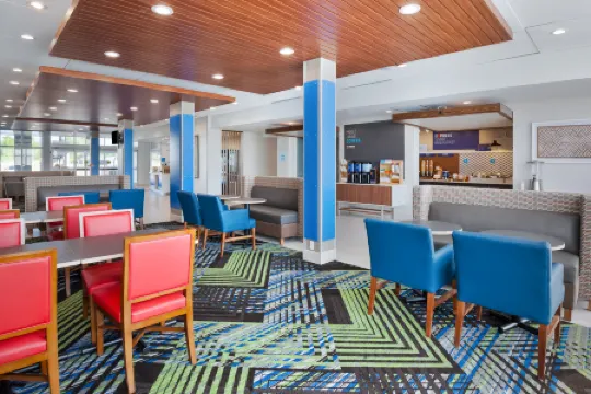 Holiday Inn Express & Suites GRAND RAPIDS AIRPORT - SOUTH by IHG