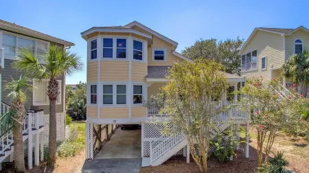 72 Pelican Bay AvantStay Community Pool Decks