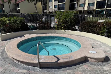 4th Floor Crescent Beach Condo Offering Full Unobstructed Gulf Views. Отели рядом с достопримечательностью «Лоренс Чип Бич»