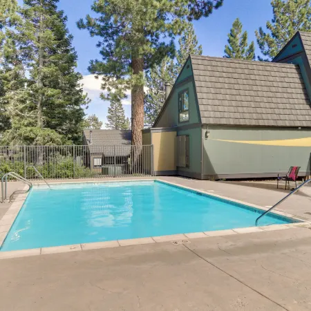 5 Mi to Mammoth Mtn Ski Area: Condo w/ Views!