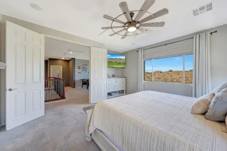 Desert Views 5 Bedrooms w/ Pool/Spa, Pool Table! Relax & Entertain Отели в г. Гудиер