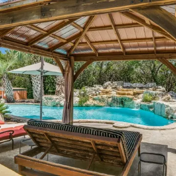 Couples Retreat with hot tub and steam room