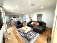 Relax in Style at Bennett Springs' Modern Retreat - บังกะโล
