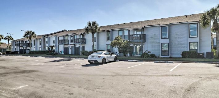 Pool & Tennis: Walkable Fernandina Beach Escape Hoteles en Fernandina Beach