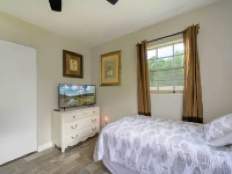 Hook, Line and Leisure Lakefront Gem with Porch! Hoteles en Winter Haven