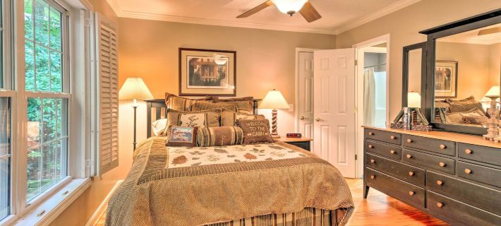 Screened Porch + 3 Decks: Beech Mountain Cabin Hotels in Beech Mountain
