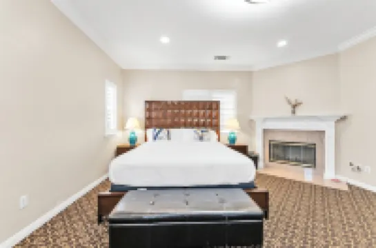 Convenient Located Warming Large 4 Bedroom 3 Bath Home Near DTLA over 2,100 SF