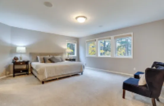 ‘Cedar Grove' Spacious Group Getaway in Snohomish
