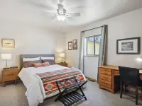 Single Tree Cottage - Walk to Downtown Chama! Hotéis em Chama
