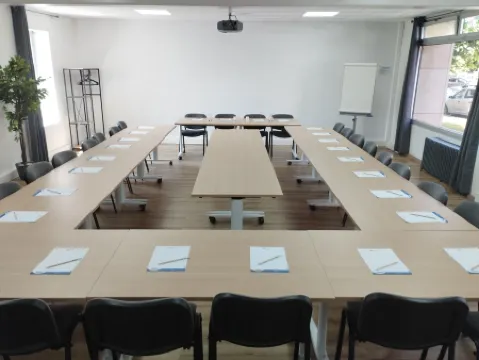 Brit Hotel l'Arrivée Guingamp