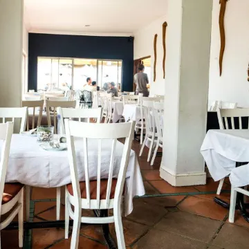 Boulders Beach Hotel, Cafe and Curio Shop Отели рядом с достопримечательностью «Пляж Лонг-Бич»