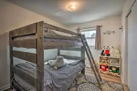 327936 Hot Tub + Mtn Views: Woodland Park Gem - chambre d’hôtes
