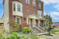 1 Mi to Dtwn Cincinnati: Spacious Townhome w/ Deck - Condos