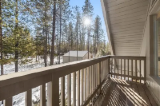 Chalet Squatch - Cozy-Luxe Cabin Near Village & SHARC!