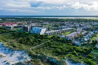 Dreamy Oasis on the Beach With Balcony, Pools, gym & Ocean View - Dog-friendly